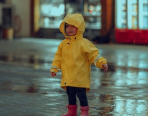 Cek 5 Mode Fesyen Buah Hati Saat Musim Hujan, Bikin Anak Tambah Nyaman