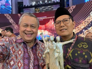 KH Cholil Nafis Raih Penghargaan Tokoh Penggerak Ekonomi Syariah dari BI