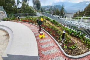 Jembatan Kaca Gunung Bromo Dipercantik Paving Estetis Ramah Lingkungan