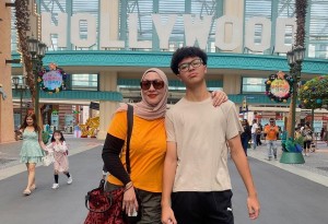 Kompak Pakai Sneakers, Ini Gaya Fesyen Angelina Sondakh dan Keanu Massaid Liburan di Singapura
