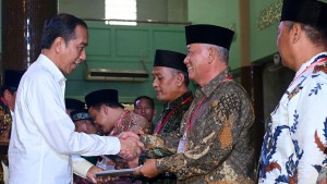 Presiden Jokowi Serahkan 1.000 Sertifikat Tanah Wakaf se-Jawa Timur