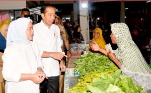 Moment Presiden dan Ibu Iriana Belanja di Pasar Tradisional Purworejo