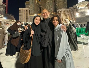 Dida Sinclair Doakan Umrah Mabrur untuk BCL dan Tiko Aryawardhana