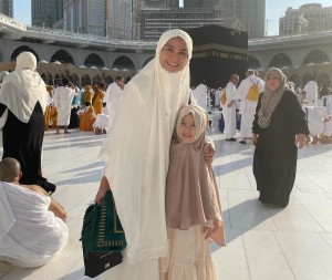 Acha Septriasa Bangga Sang Buah Hati Kuat Jalani Ibadah Umrah