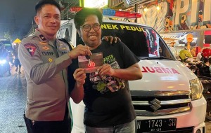 Apresiasi Kegiatan Sosial Bonek, Wakapolda Jatim Bantu 1 Mobil Ambulans