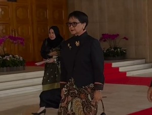 Gaya Kondangan Menlu Retno Marsudi, Elegan dengan Kebaya Janggan Hitam ala Gadis Kretek