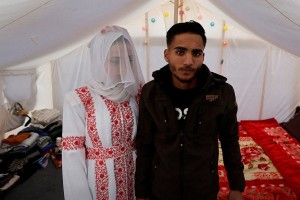 Pembantaian Tak Kunjung Berhenti, Pasangan Gaza Gelar Pernikahan di Tenda Pengungsian
