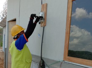 PLN Nyalakan Hunian Sementara Waga Terdampak Tanah Gerak di Ponorogo