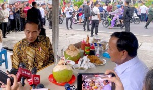 Momen Presiden Jokowi dan Menhan Prabowo Makan Bakso di Warung Pinggir Jalan