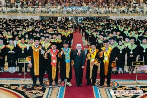 Unesa Kukuhkan 1.380 Wisudawan, Gubernur Jatim Ajak Bangun Jatim dan Indonesia