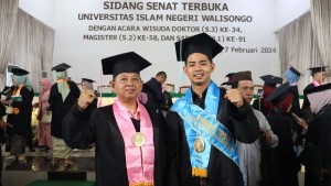 Kisah Bapak dan Anak Wisuda Bareng di UIN Walisongo Semarang