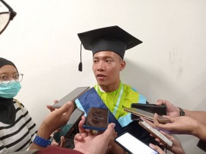 Lulus Cepat dengan IPK Sempurna, Wisudawan Unesa Mohammad Turi Dapat Tawaran Beasiswa Doktor