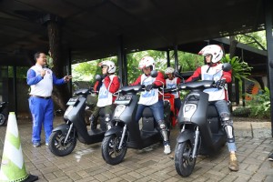 Tips Berkendara Aman Sepeda Motor Listrik ala Honda