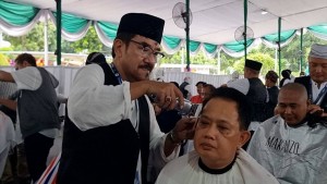 Pj Gubernur Jatim dan 1.445 Peserta Ikuti Potong Rambut Gratis di Masjid Al-Akbar