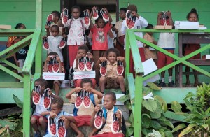 Telkomsel Salurkan Ratusan Pasang Sepatu Donasi Poin Pelanggan untuk Pelajar Papua