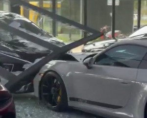 Xpander Seruduk Showroom Mobil Mewah, Kerugian Disinyalir Capai Rp9 Miliar