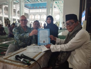 Kenal Wanita Indonesia Berhijab, Atheis Kanada Ikrar Masuk Islam di Masjid Al-Akbar