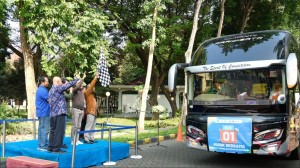 ITS Berangkatkan 12 Armada Mudik Gratis untuk Mahasiswa