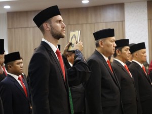 Pakai Peci, Kiper Belanda Maarten Paes Sah Jadi WNI