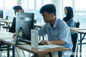 Sakit Demam Berdarah, Peserta UTBK di Unesa Ujian Sambil Diinfus