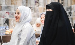 Pakai Hijab di Kajian Bareng Umi Pipik, Dinar Candy Akui Baru Pertama Ikut Pengajian