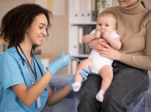 Kenali Gejala dan Pencegahan Kejadian Ikutan Pasca Imunisasi pada Bayi