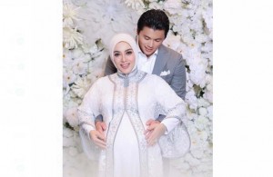 Akui Makin Religius, Reino Barack Tersentuh Kebiasaan Syahrini Mengaji di Rumah