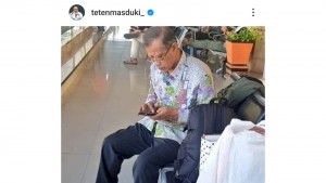 Menteri Teten Posting Ketum Muhammadiyah di IG, Nenteng Kardus di Stasiun Tanpa Pengawalan