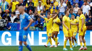 Rumania Pesta Gol, Ukraina Dibungkam 3-0
