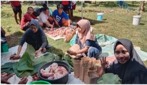 Dukung Zero Waste, Fatayat NU Bawean Gunakan Daun Jati dan Besek untuk Wadah Daging Kurban