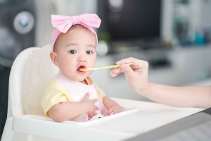 Usia Tepat Bayi Boleh Mengonsumsi Makanan Padat