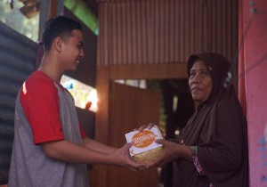 Terima Daging Qurban, Santri Penghafal Al Quran SMP Ibnu Batutah dan Warga Madiun Bersyukur