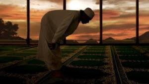 Tidak Menggerakkan Bibir Saat Shalat, Sah atau Tidak?