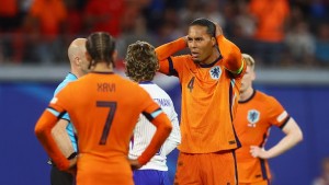 Prancis Ditahan Imbang Belanda, VAR Batalkan Gol Simons