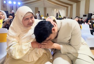 Usai Viral Haji di Usia 2 Bulan, Thariq Halilintar Bertemu dan Cium Tangan Mamah Dedeh