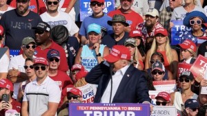 Donald Trump Ditembak dari Jarak 150 Meter Saat Kampanye