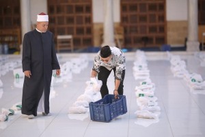 Mahasiswa Indonesia dipercaya Jadi relawan pembagian takjil  Masjid Al-Azhar, Kairo.