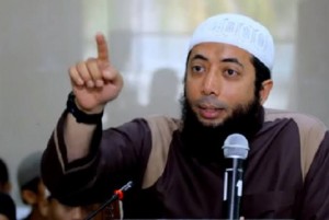 Ustadz Khalid Basalamah: Menyerupai Lawan Jenis adalah Dosa Besar dalam Islam