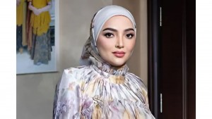 Dari Panggung ke Podium: Perjalanan Inspiratif Ashanty Meraih Gelar Doktor di UNAIR