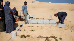 Gaza Kehabisan Lahan Pemakaman, Kuburan Ditumpuk di Atas Kuburan Lain