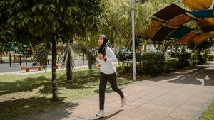 Jalan Kaki di Luar vs Treadmill, Mana Lebih Efektif untuk Diet?