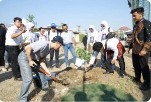 Gerakan Tanam 150 Pohon, Unair Ajak Mahasiswa Baru Peduli Lingkungan