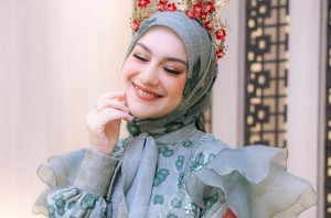 Hijab Flowy dan Shimmer Masih Disukai, Ini Tips Padu Padannya untuk Tampil Menawan