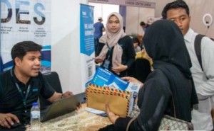 Unesa Career Fair 2024 Jembatani Alumni dengan Mitra Usaha dan Industri