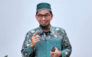 Jangan Salah Kaprah! Ini Pandangan Ustaz Adi Hidayat Soal Air Doa
