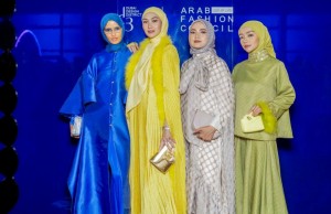 Buttonscarves Usung Koleksi Lucent Dusk di Dubai Fashion Week