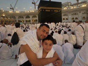 Raffi Ahmad Berhasil Antar Rafathar Cium Hajar Aswad untuk Pertama Kalinya