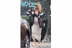 Tampil Stylish Saat Hamil Ala Margot Robbie Barbie yang Bisa Jadi Inspirasi