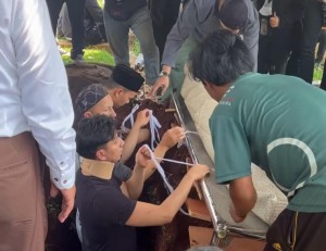 Pakai Penyangga Leher, Sonny Septian Turun Liang Lahat Antar Jenazah Sang Ibu