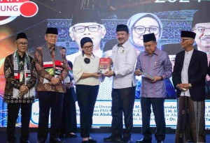 Menlu Retno Marsudi Dapat Hadiah Buku dari BAZNAS dan MUI: Retno Marsudi Mujahidah Diplomasi Indonesia